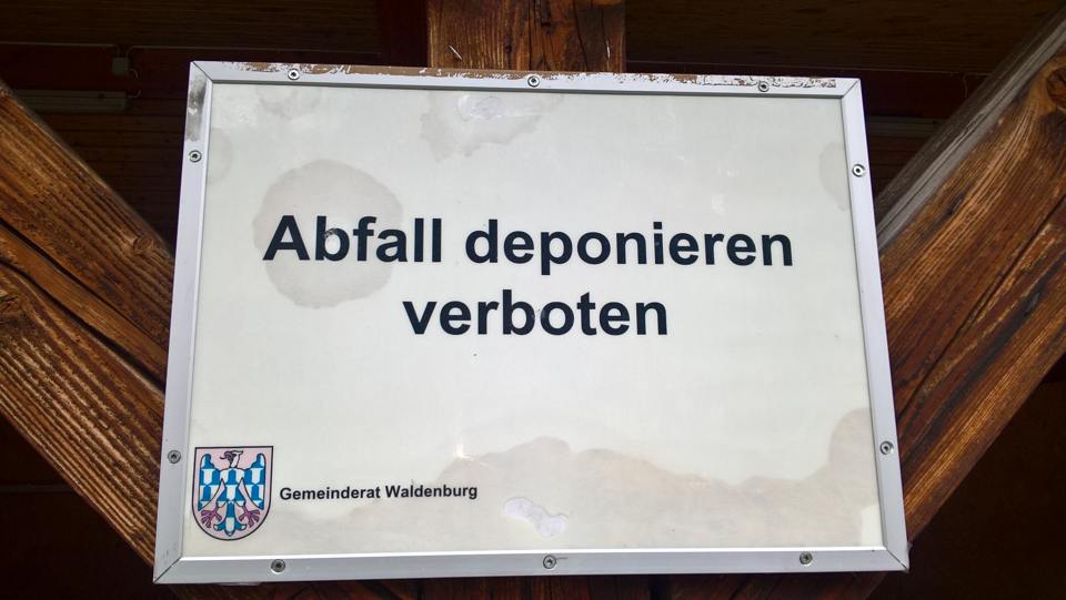 Es gibt bessere Plätze um deine Sachen zu entsorgen